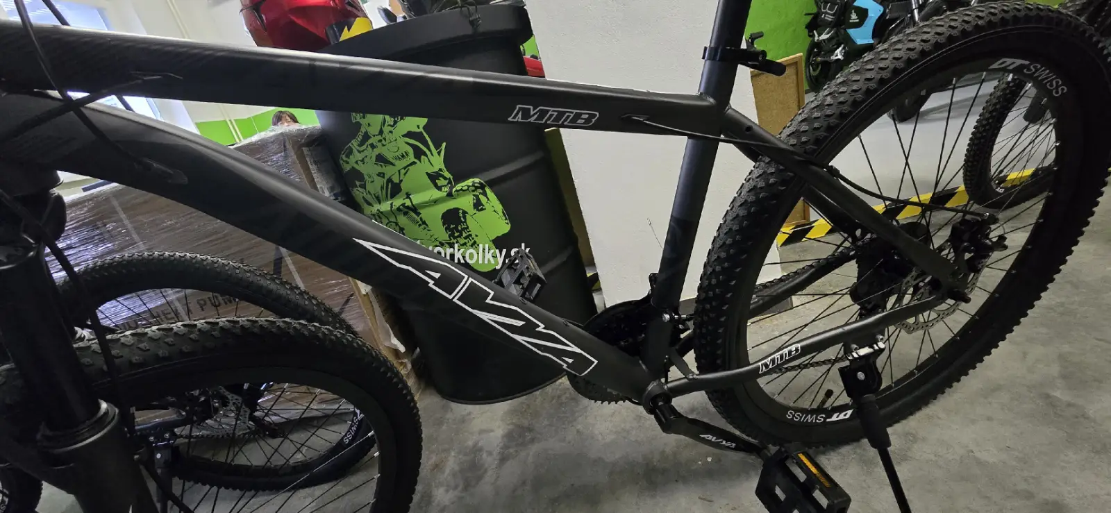 MTB bicykel AVYA 27,5″ – čierny – produktová fotografia 2